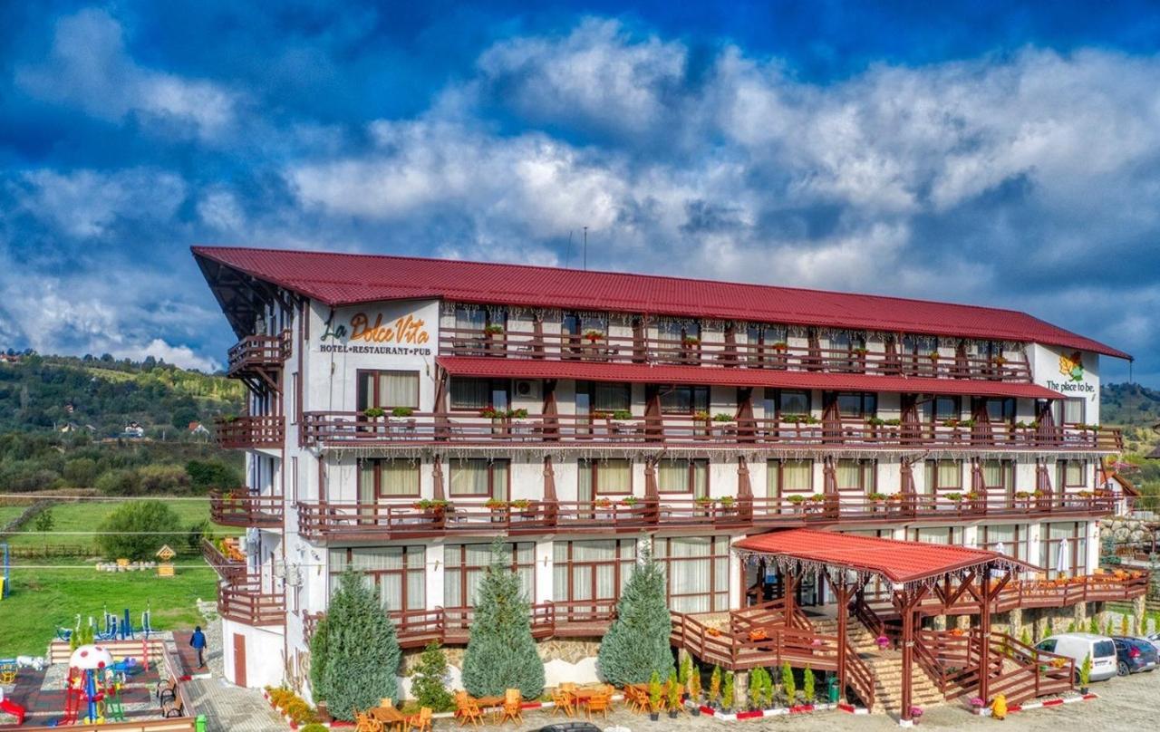 Hotel La Dolce Vita Zărneşti Exteriör bild