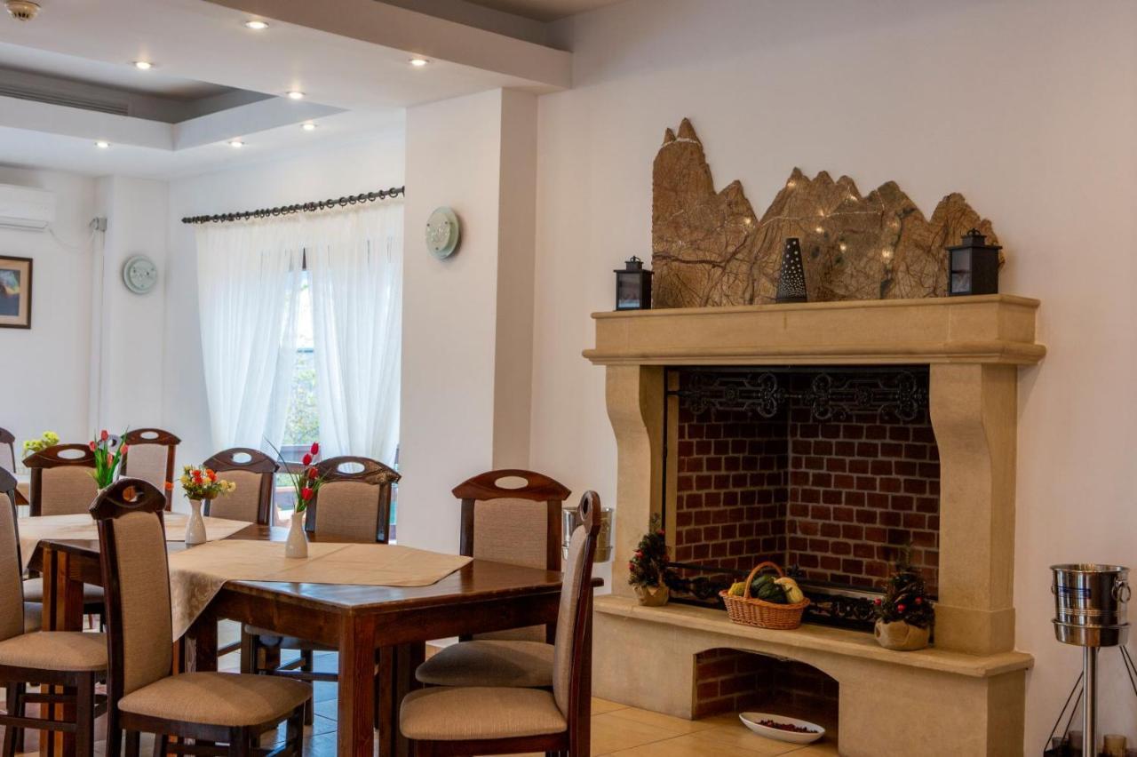 Hotel La Dolce Vita Zărneşti Exteriör bild