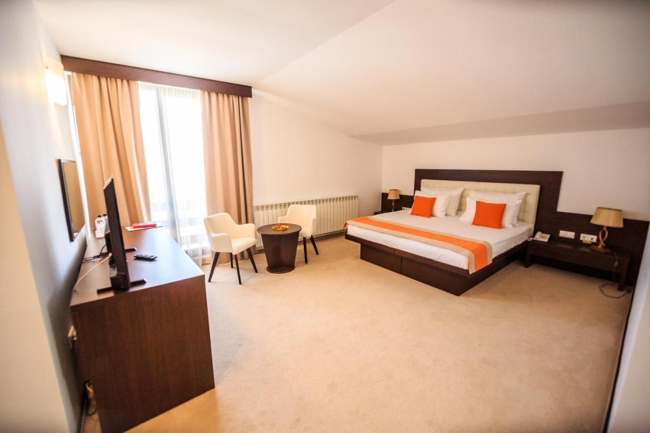 Hotel La Dolce Vita Zărneşti Exteriör bild